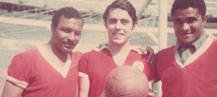 Aos 75 anos, Chico Buarque joga futebol com amigos no Rio - Quem